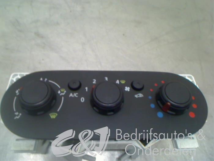 Air conditioning control panel from a Opel Vivaro 1.6 CDTI 115 2016