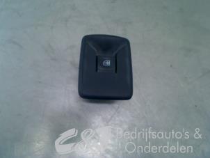 Used Electric window switch Opel Vivaro 1.6 CDTI 115 Price € 26,25 Margin scheme offered by C&J bedrijfsauto's & onderdelen