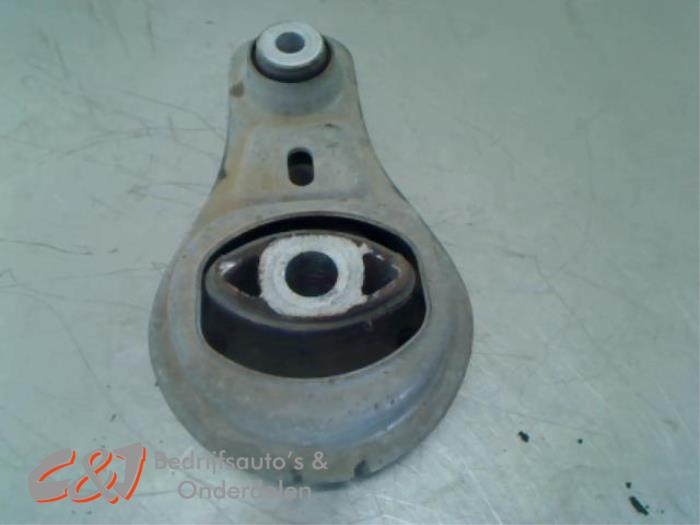 Used Engine mount Opel Vivaro 2.0 CDTI Price € 15,75 Margin scheme offered by C&J Bedrijfsauto's & Onderdelen