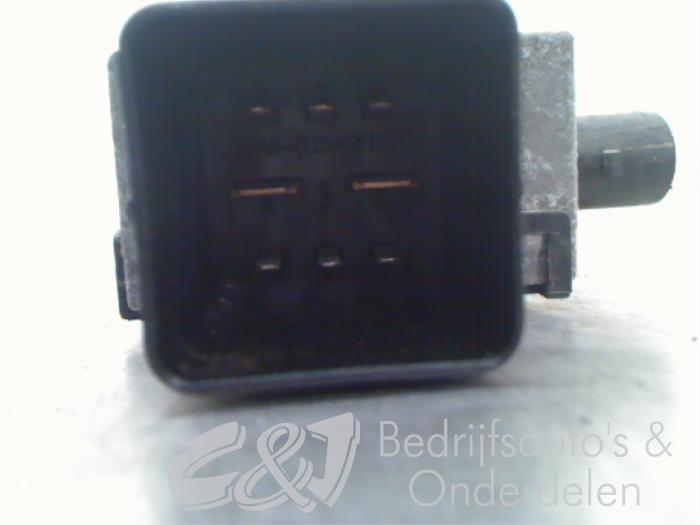 Glow plug relay Renault Trafic 2.0 dCi 16V 145 271203982R