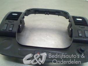 Używane Kratka wentylacyjna deski rozdzielczej Renault Trafic (1FL/2FL/3FL/4FL) 2.0 dCi 16V 145 Cena € 78,75 Procedura marży oferowane przez C&J bedrijfsauto's & onderdelen