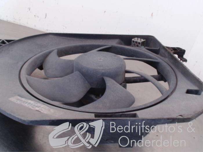 Cooling fan housing from a Opel Vivaro 2.5 CDTI 16V 2007