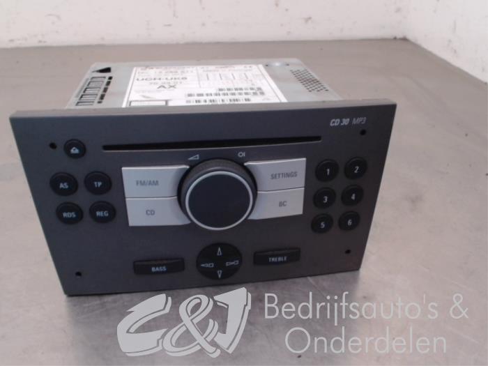 Radio from a Opel Vivaro 2.5 CDTI 16V 2008