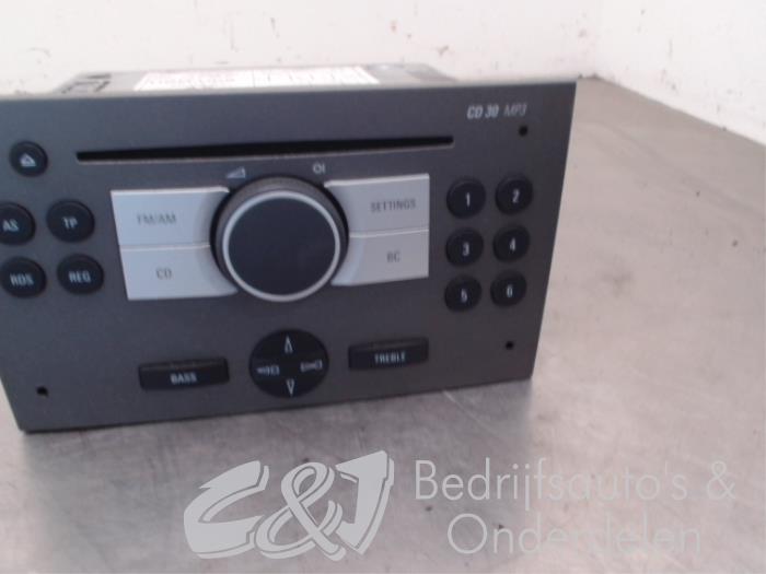 Radio from a Opel Vivaro 2.5 CDTI 16V 2008