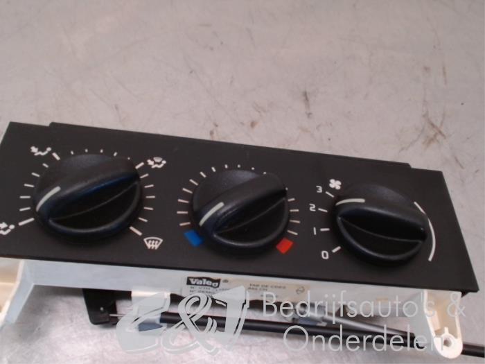 Panel de control de calefacción de un Nissan Interstar (X70) 2.5 dCi 16V Euro III 2003