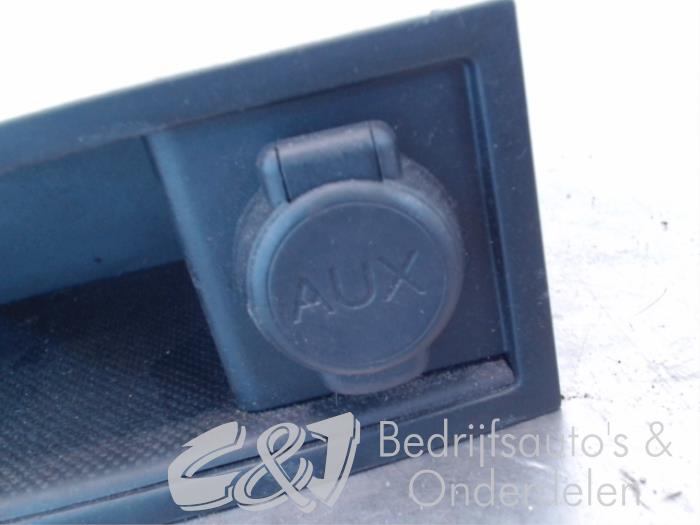 Conexión AUX-USB de un Citroën Berlingo 1.6 Hdi, BlueHDI 75 2017