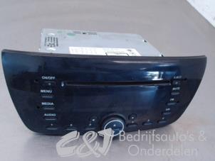 Usados Radio Fiat Doblo (263) 1.3 D Multijet Precio € 105,00 Norma de margen ofrecido por C&J bedrijfsauto's & onderdelen