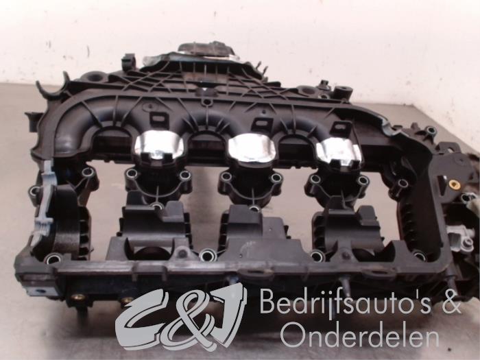 Intake manifold from a Peugeot Expert (G9) 2.0 HDiF 16V 130 2016