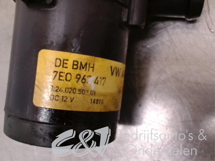 Bomba de agua adicional de un Volkswagen Transporter T5 2.0 TDI DRF 2010