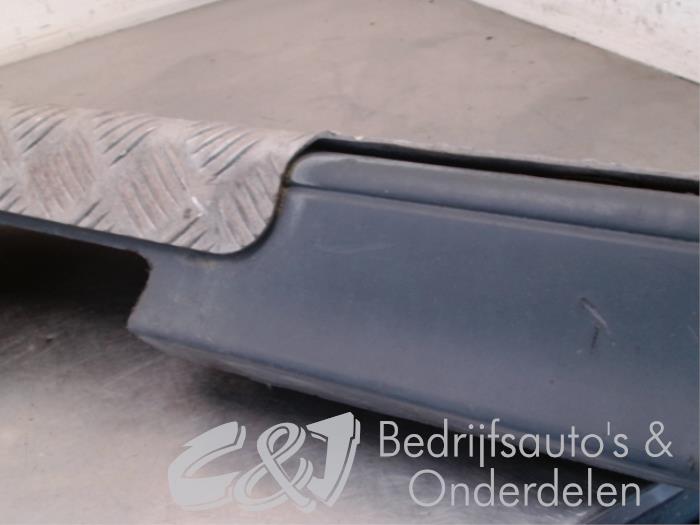Pokrywa zderzaka tylnego z Opel Vivaro 2.0 CDTI 2010