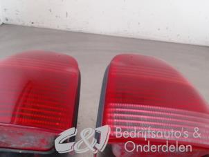 Usagé Kit feux arrière gauche + droite Volkswagen Polo III (6N2) 1.6 GTI 16V Prix € 63,00 Règlement à la marge proposé par C&J bedrijfsauto's & onderdelen