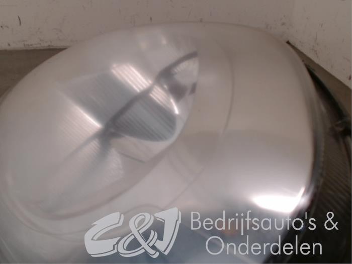Headlight, left from a Renault Trafic New (FL) 1.9 dCi 100 16V 2004