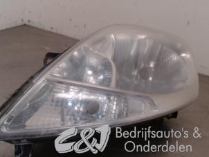 Używane Reflektor lewy Renault Trafic New (FL) 1.9 dCi 100 16V Cena € 52,50 Procedura marży oferowane przez C&J bedrijfsauto's & onderdelen