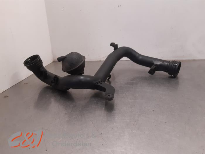 Gebrauchte Intercooler Rohr Volkswagen Caddy III (2KA,2KH,2CA,2CH) 1.9 TDI Preis € 15,75 Margenregelung angeboten von C&J Bedrijfsauto's & Onderdelen