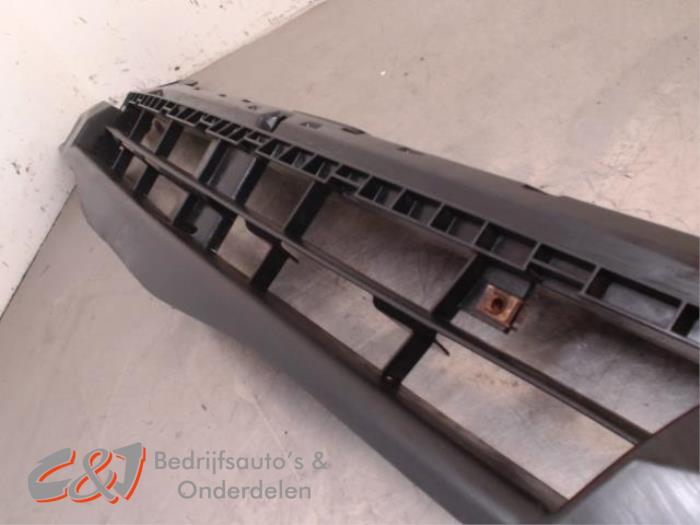 Używane Grill Renault Trafic New (FL) 2.0 dCi 16V 90 Cena € 26,25 Procedura marży oferowane przez C&J Bedrijfsauto's & Onderdelen