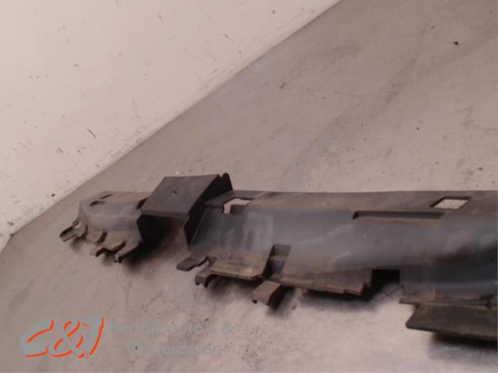 Używane Grill Renault Trafic New (FL) 2.0 dCi 16V 90 Cena € 15,75 Procedura marży oferowane przez C&J Bedrijfsauto's & Onderdelen