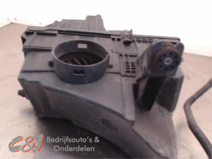 Begagnade Luftfilterhus Volkswagen Transporter T5 1.9 TDi Pris € 13,13 Marginaltabell erbjuds av C&J Bedrijfsauto's & Onderdelen