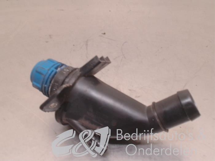 Filler pipe adblue tank from a Mercedes-Benz Vito (447.6) 2.2 114 CDI 16V 2018