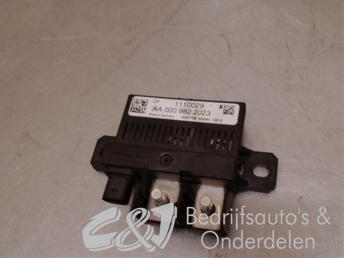 Voltage stabiliser from a Mercedes-Benz Vito (447.6) 2.2 114 CDI 16V 2018