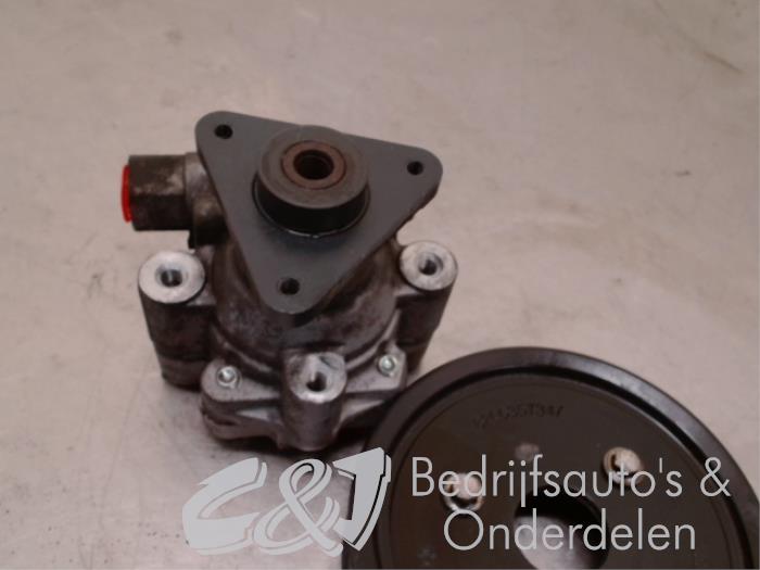Power steering pump from a Opel Movano 2.3 CDTi 16V FWD 2012