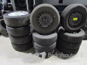 Usagé Kit jantes + pneus d'hivers BMW 1 serie (E87/87N) Prix € 208,95 Règlement à la marge proposé par C&J bedrijfsauto's & onderdelen
