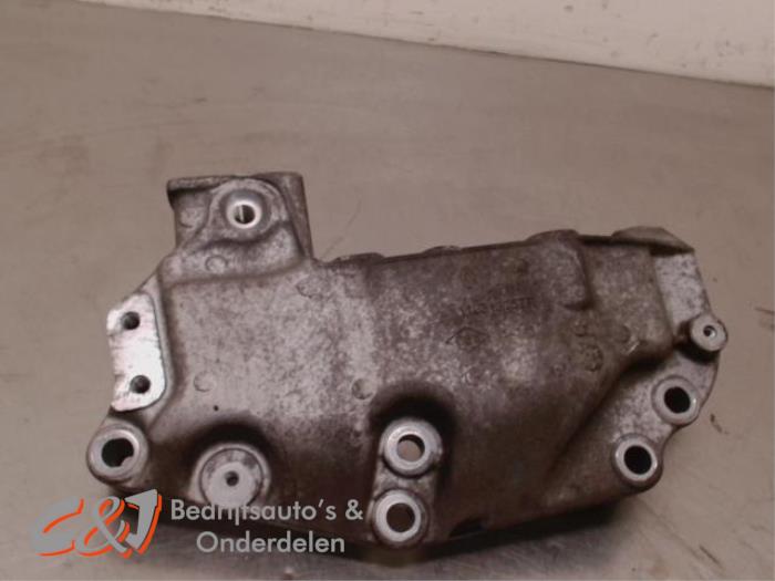 Used Engine mount Renault Trafic (1FL/2FL/3FL/4FL) 2.0 dCi 16V 145 Price € 18,38 Margin scheme offered by C&J Bedrijfsauto's & Onderdelen