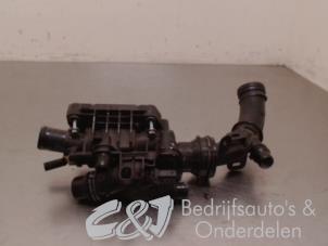 Usagé Boîtier thermostat Opel Combo Cargo 1.5 CDTI 75 Prix € 68,25 Règlement à la marge proposé par C&J bedrijfsauto's & onderdelen