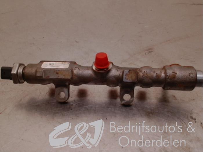 Fuel distributor from a Opel Combo Cargo 1.5 CDTI 75 2019