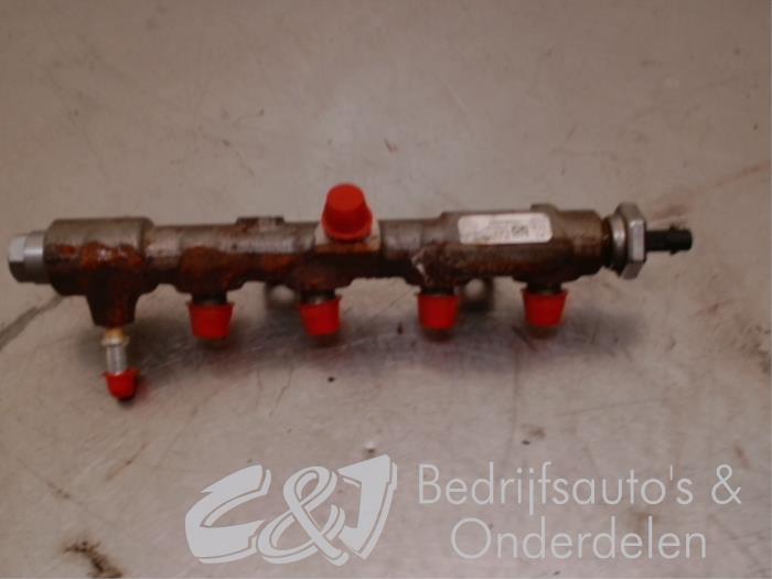 Fuel distributor from a Opel Combo Cargo 1.5 CDTI 75 2019