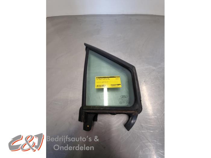 Usados Ventanilla triangular derecha delante Ford Transit Courier 1.5 TDCi 75 Precio € 31,50 Norma de margen ofrecido por C&J Bedrijfsauto's & Onderdelen