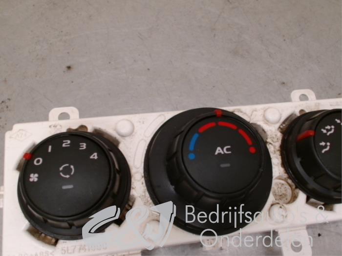 Klimabedienteil van een Opel Movano 2.3 CDTi BiTurbo 16V 2018