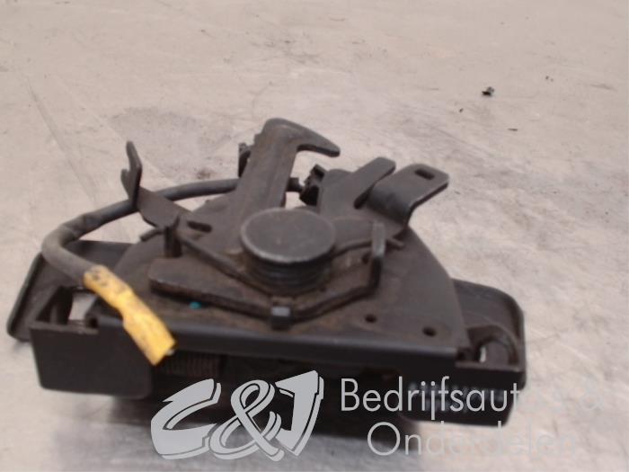 Bonnet lock mechanism from a Fiat Talento 2.0 EcoJet BiTurbo 120 2021