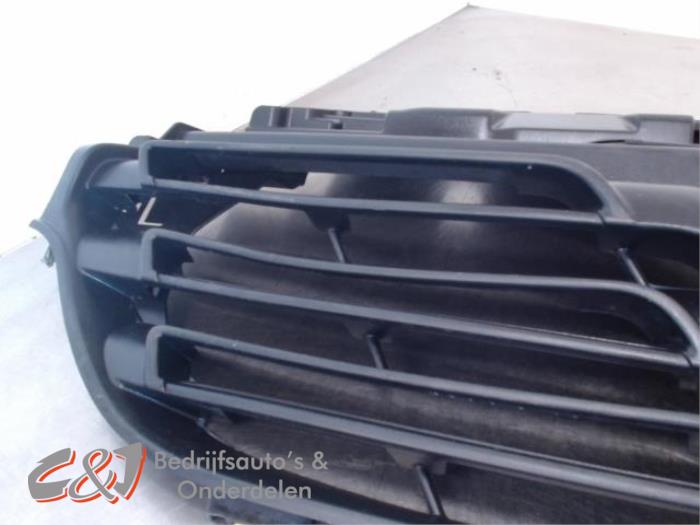 Begagnade Grill Renault Trafic (1FL/2FL/3FL/4FL) 1.6 dCi 145 Twin Turbo Pris € 36,75 Marginaltabell erbjuds av C&J Bedrijfsauto's & Onderdelen