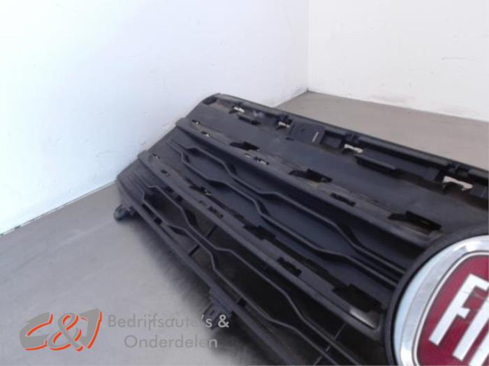 Używane Grill Fiat Talento 1.6 MultiJet,EcoJet 95 Cena € 78,75 Procedura marży oferowane przez C&J Bedrijfsauto's & Onderdelen