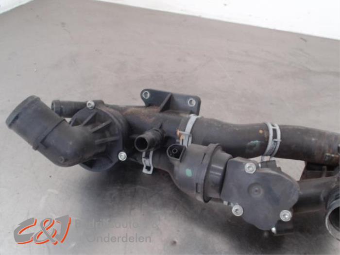 Gebrauchte Thermostatgehäuse Renault Trafic (1FL/2FL/3FL/4FL) 1.6 dCi 95 Preis € 31,50 Margenregelung angeboten von C&J Bedrijfsauto's & Onderdelen