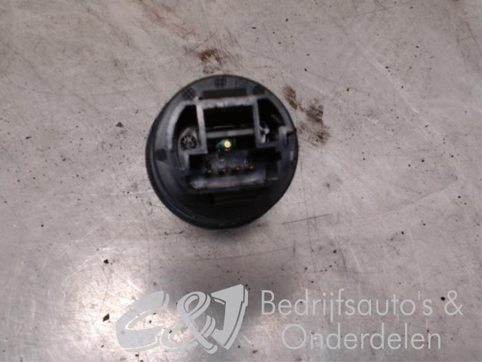 Start/stop switch from a Opel Vivaro 1.6 CDTI BiTurbo 120 2016