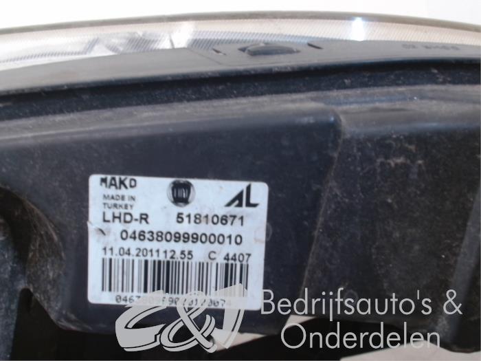 Phare droit d'un Fiat Doblo Cargo (263) 1.3 MJ 16V DPF Euro 5 2011