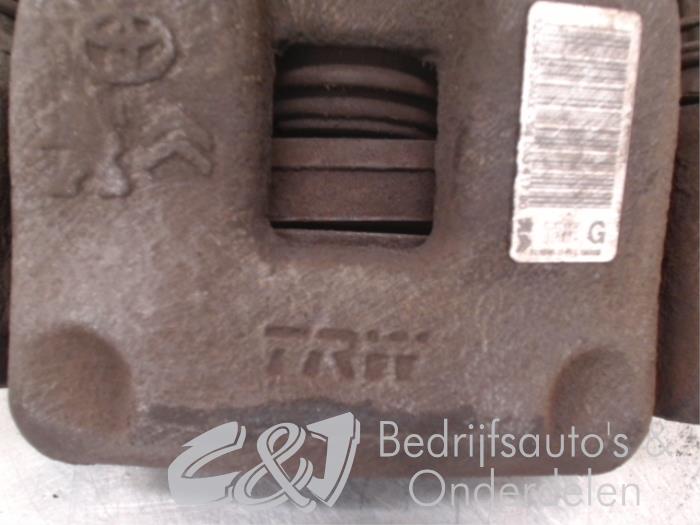 Rear brake calliper, left from a Peugeot Expert (VA/VB/VE/VF/VY) 1.6 Blue HDi 115 2016