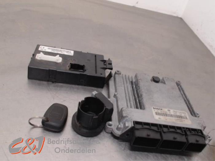 Used Ignition lock + computer Opel Vivaro 2.0 CDTI Price € 131,25 Margin scheme offered by C&J Bedrijfsauto's & Onderdelen