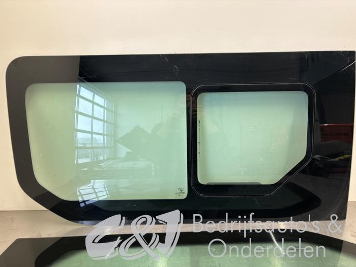 Rear window from a Renault Trafic Passenger (1JL/2JL/3JL/4JL) 1.6 dCi 95 2018