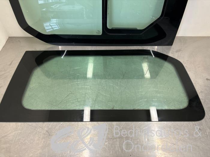 Rear window from a Renault Trafic Passenger (1JL/2JL/3JL/4JL) 1.6 dCi 95 2018