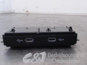 Usagé Connexion USB Volkswagen Caddy Cargo V (SBA/SBH) 2.0 TDI BlueMotionTechnology Prix € 15,75 Règlement à la marge proposé par C&J bedrijfsauto's & onderdelen