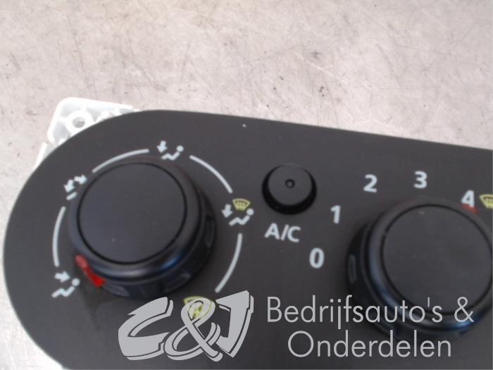 Air conditioning control panel from a Renault Trafic (1FL/2FL/3FL/4FL) 1.6 dCi 95 2018