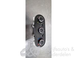 Używane Panel sterowania nagrzewnicy Renault Trafic (1FL/2FL/3FL/4FL) 2.0 dCi 16V 145 Cena € 63,00 Procedura marży oferowane przez C&J bedrijfsauto's & onderdelen