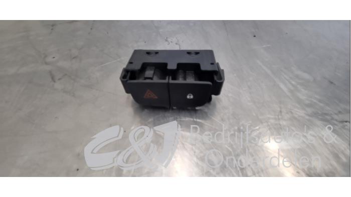 Panikbeleuchtung Schalter van een Renault Trafic (1FL/2FL/3FL/4FL) 2.0 dCi 16V 145 2019