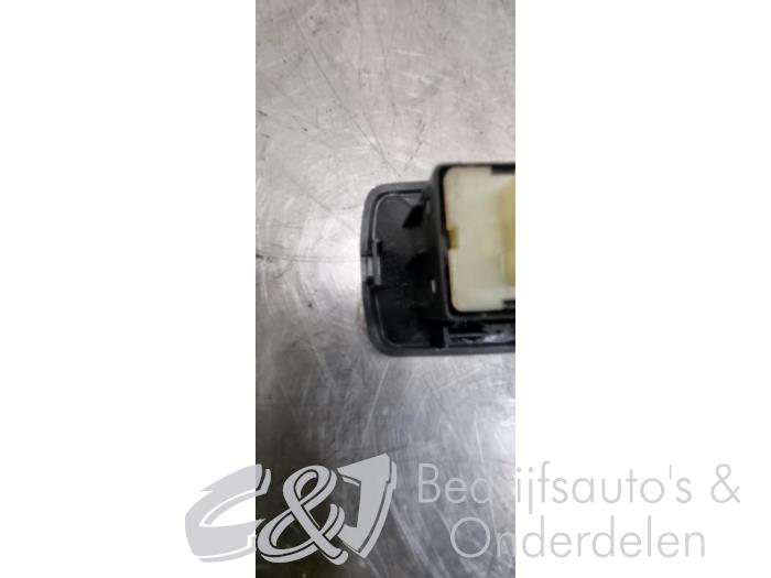 Commutateur vitre électrique d'un Renault Trafic (1FL/2FL/3FL/4FL) 2.0 dCi 16V 145 2019