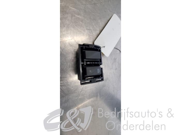 Interruptor de calefactor luneta de un Renault Trafic (1FL/2FL/3FL/4FL) 2.0 dCi 16V 145 2019