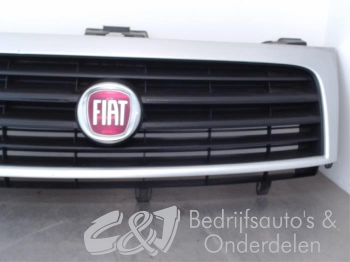 Grille from a Fiat Scudo (270) 2.0 D Multijet 2014