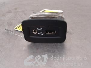 Używane Zlacze AUX/USB Renault Master IV (FV) 2.3 dCi 125 16V FWD Cena € 26,25 Procedura marży oferowane przez C&J bedrijfsauto's & onderdelen