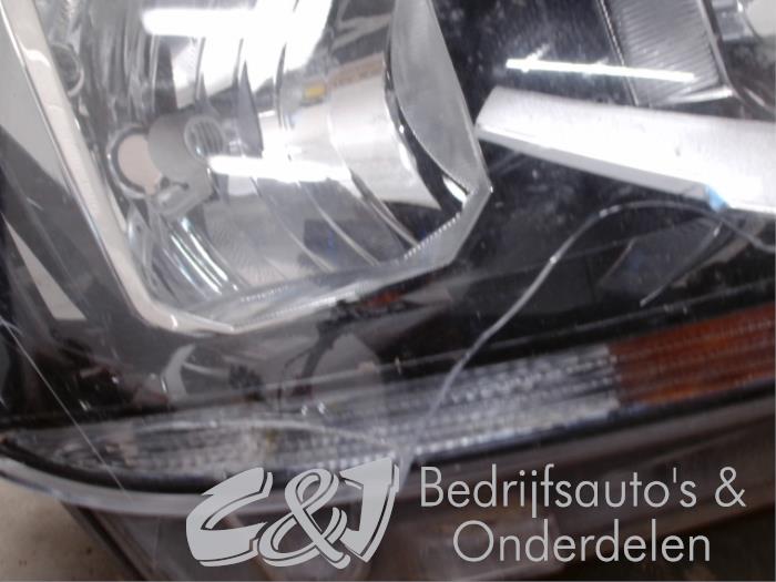 Headlight, right from a Volkswagen Crafter (SY) 2.0 TDI 2018